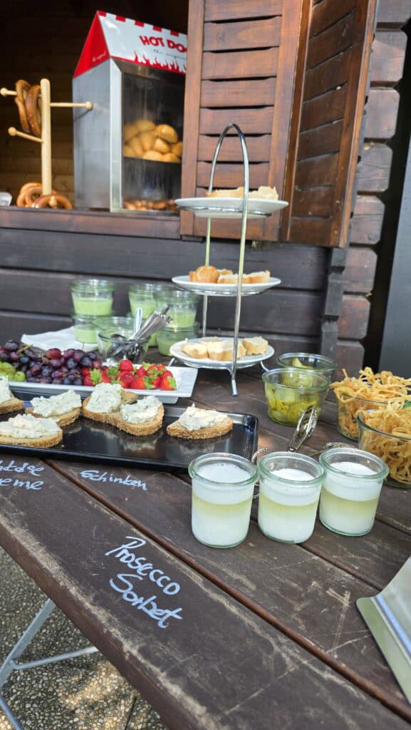 Etagere mit Fingerfood und Desserts im Freien