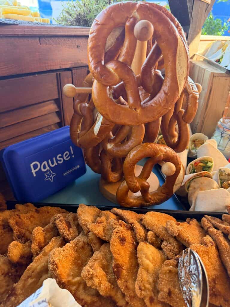 Platte mit Brezeln und Hähnchenteilen am Buffet