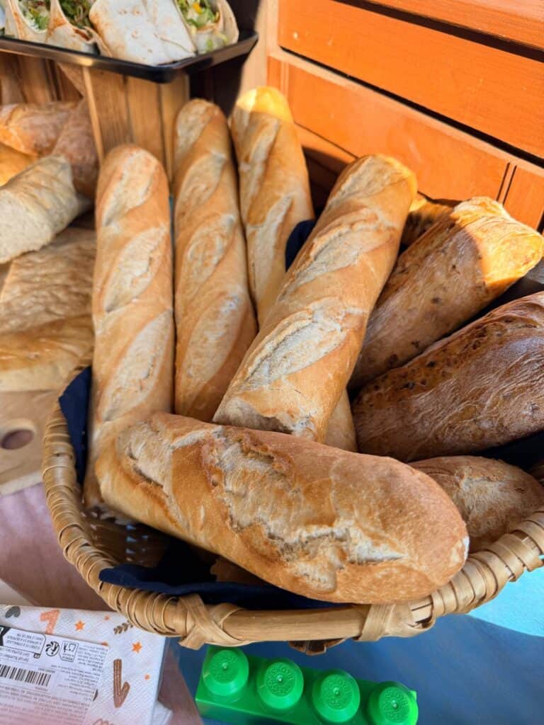 Korb mit Baguettes und Brot am Buffet