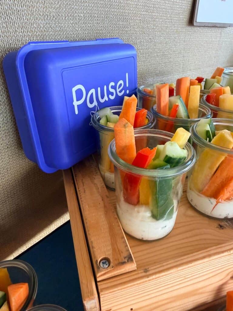 Gemüsesticks mit Dip in kleinen Gläsern