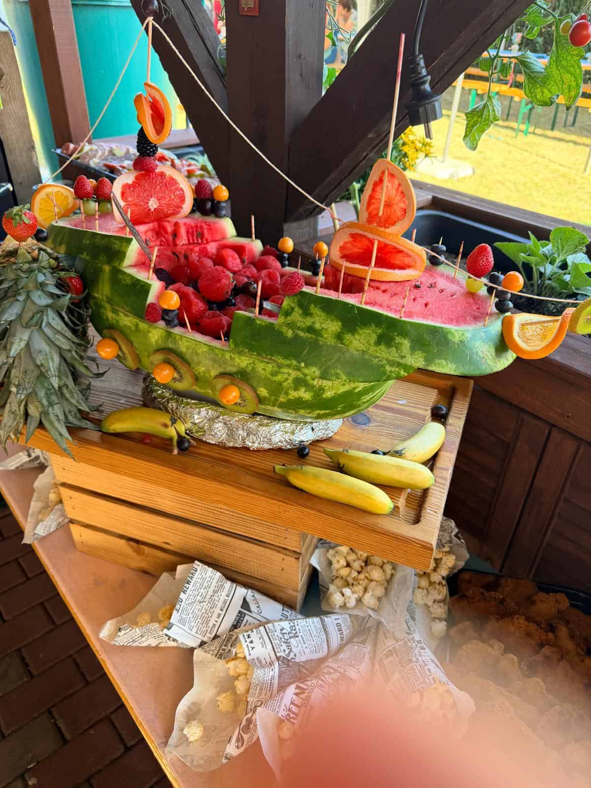 Obstschale mit geschnitzter Wassermelone und frischem Obst