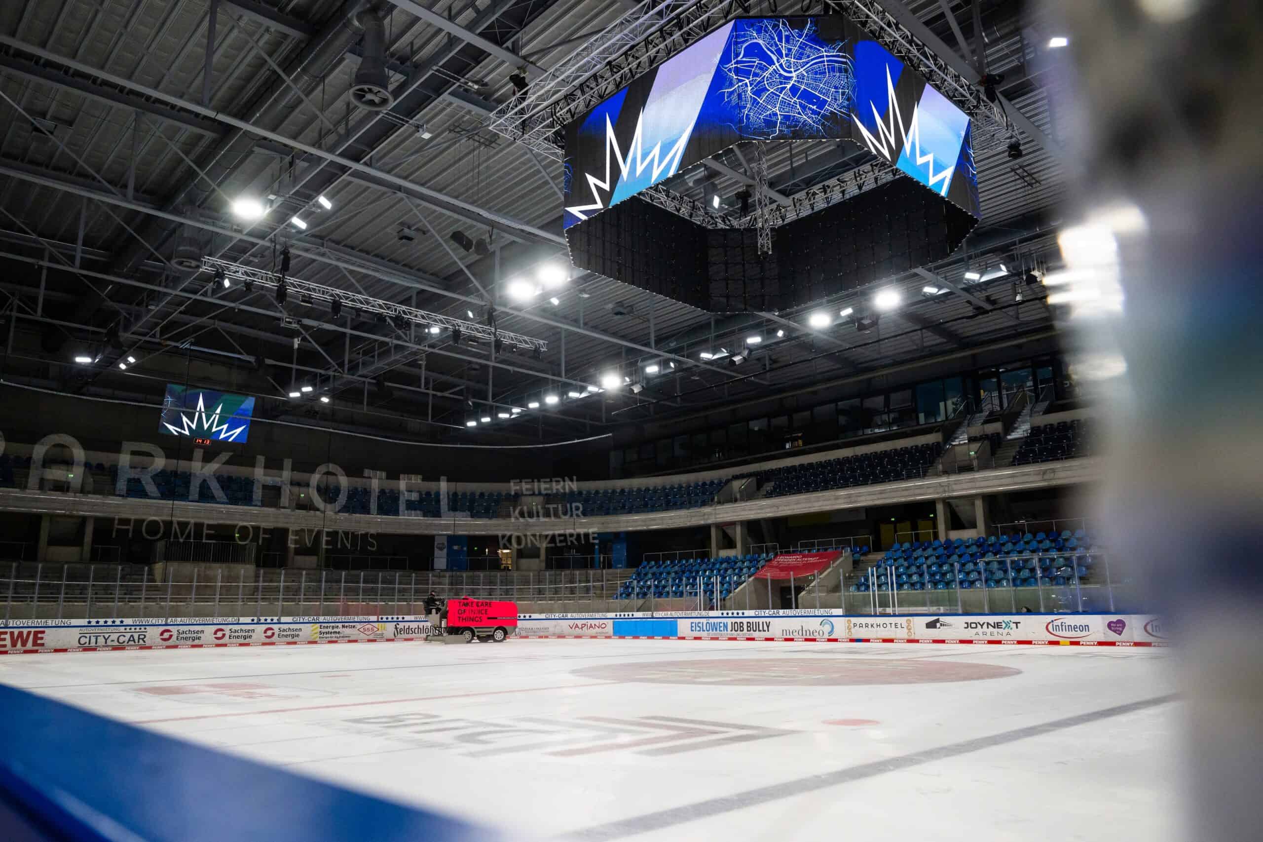 Eisfläche der JOYNEXT Arena mit Videowürfel und Tribünen