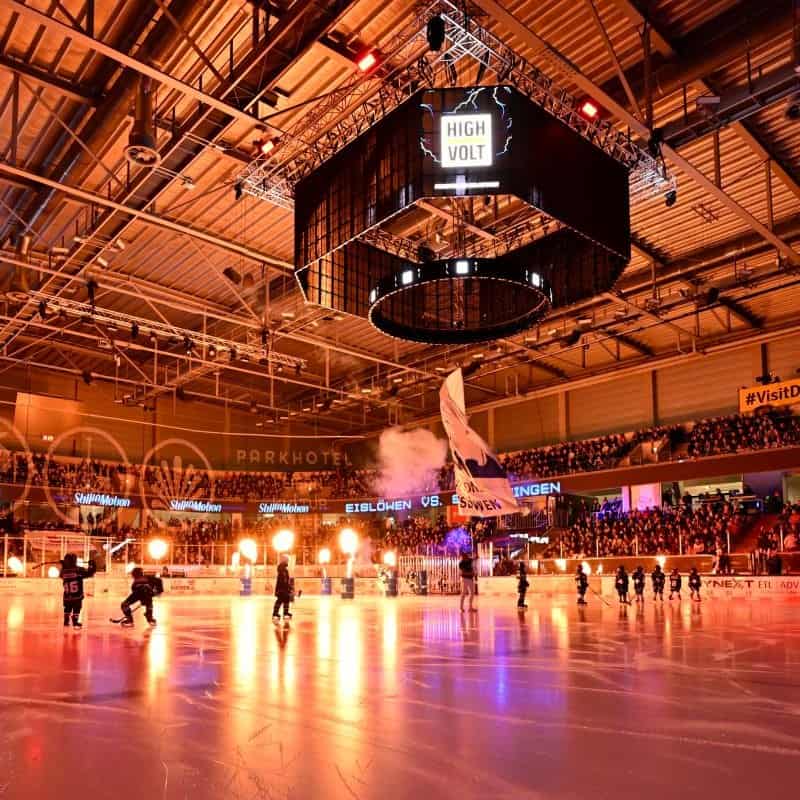 Heimspiel in der JOYNEXT Arena mit Flammen am Eis und voller Tribüne