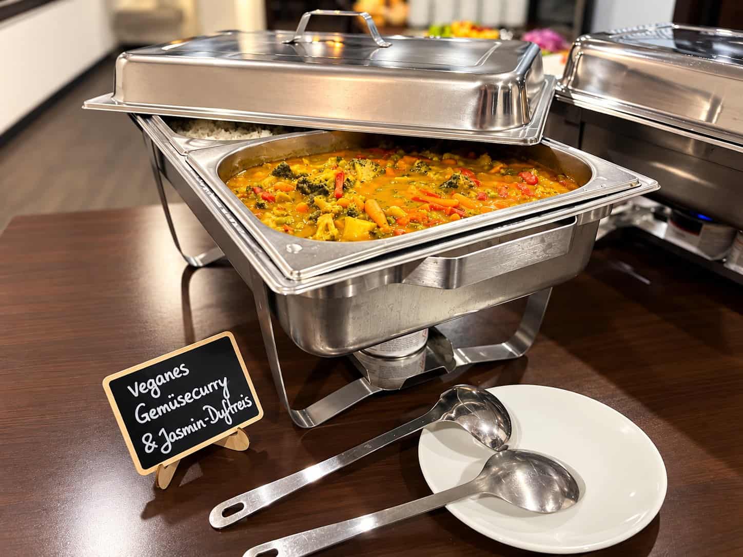 Veganes Gemüsecurry mit Jasmin-Duftreis im Chafing-Dish
