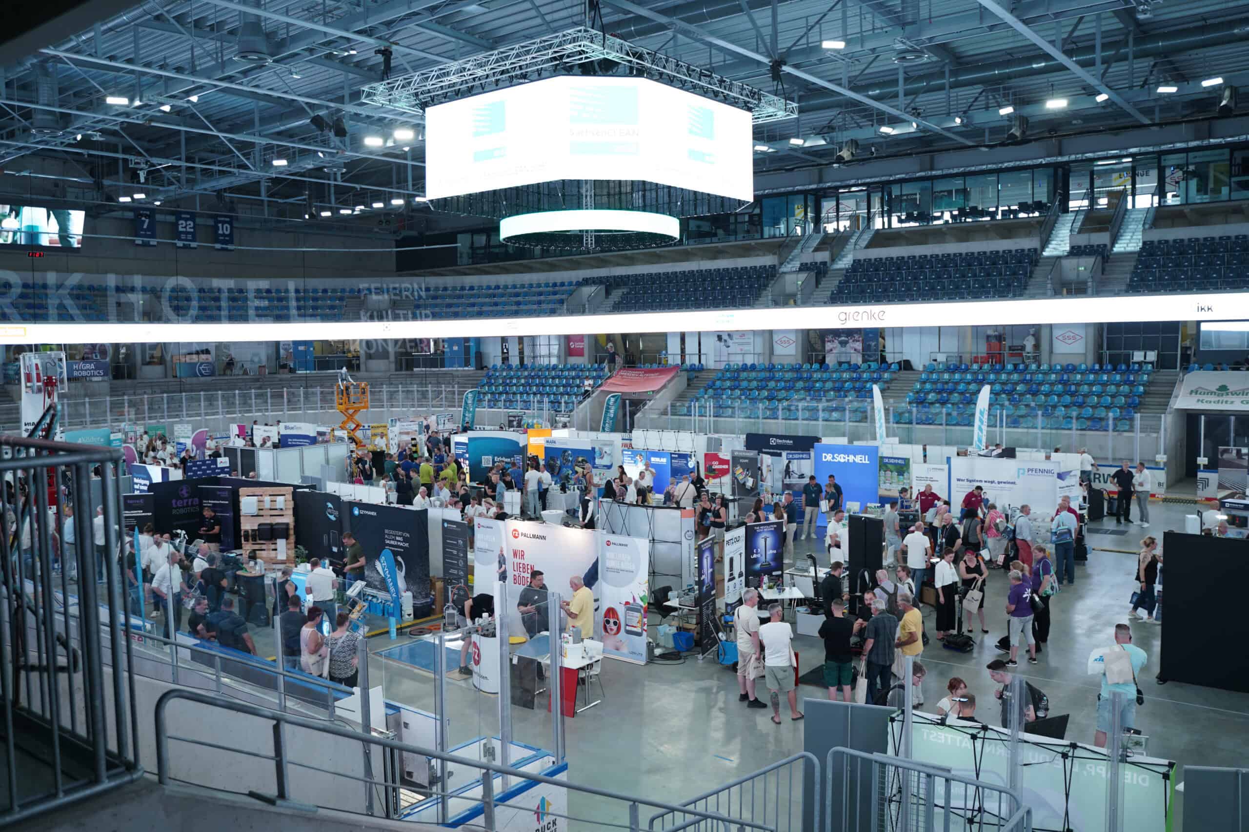 Messe in der JOYNEXT Arena: Ausstellungsstände und Besucher in der Halle