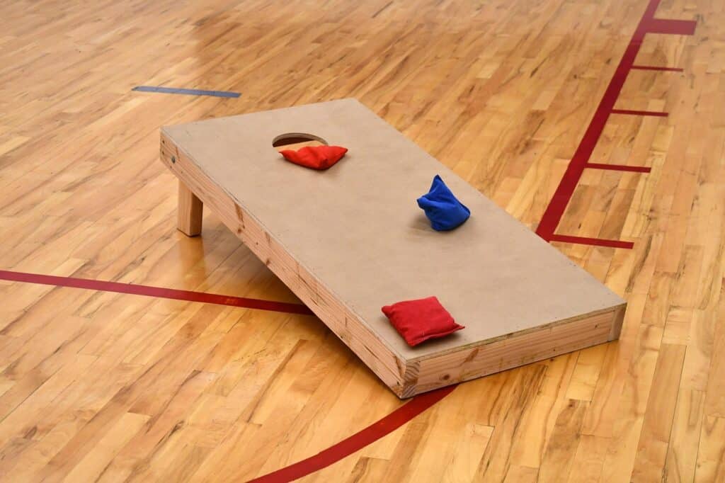 Cornhole-Brett mit Säckchen